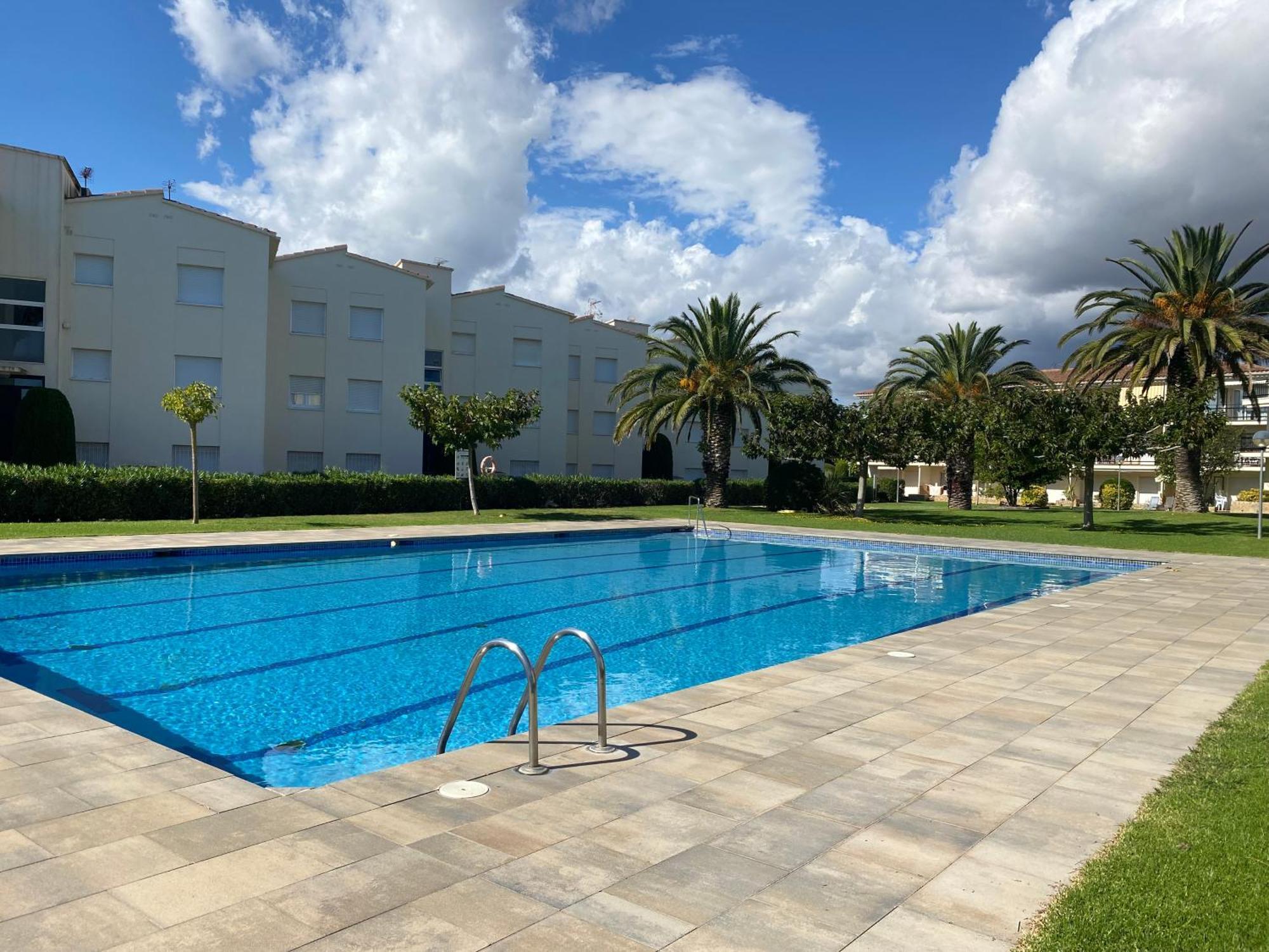 Amb Piscina I Aparcament - Baixos Amb Jardinet *